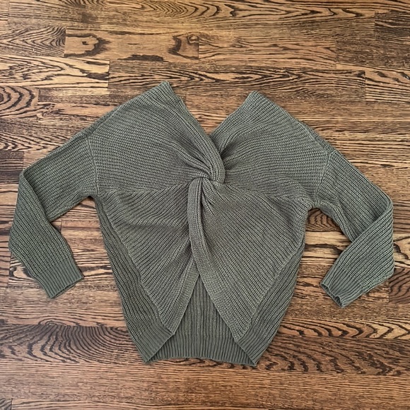 Green v-neck knitted sweater with knot detailing on the back. Size M. - Picture 2 of 5